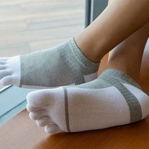 Chaussettes orthopédiques blanches - Vue de près, offrant un confort sans friction et soulager les douleurs plantaires