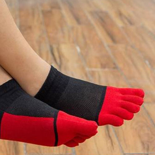 Chaussettes orthopédiques rouges - Vue avant démontrant le tissu extensible et la coupe ergonomique pour un ajustement parfait