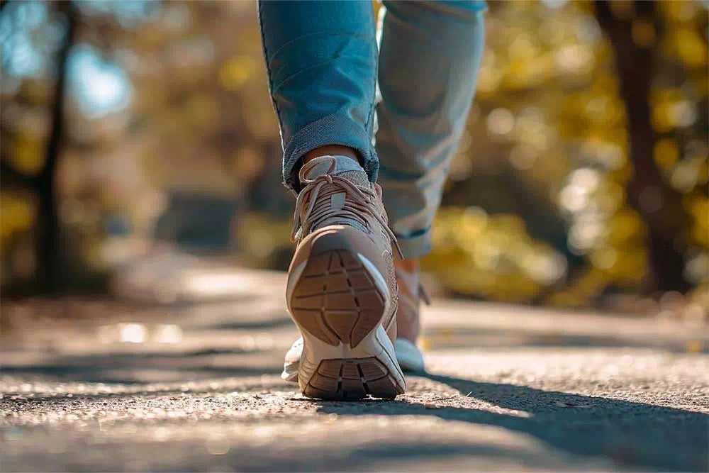 Comment marcher sans douleur avec une aponévrosite plantaire : astuces et conseils pratiques
