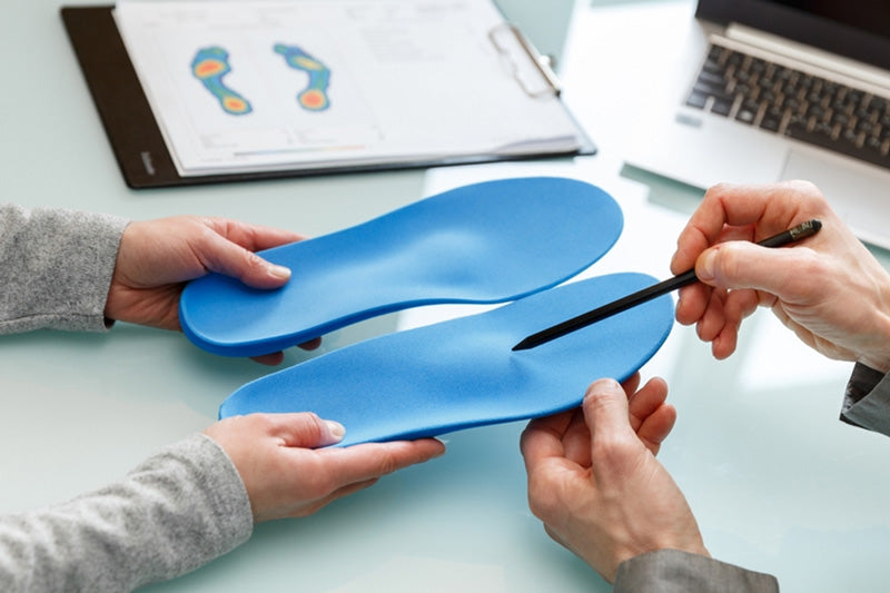 Trouver le soutien idéal pour vos pieds plats avec les semelles orthopédiques