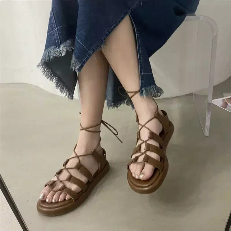 Sandales à lacets croisés