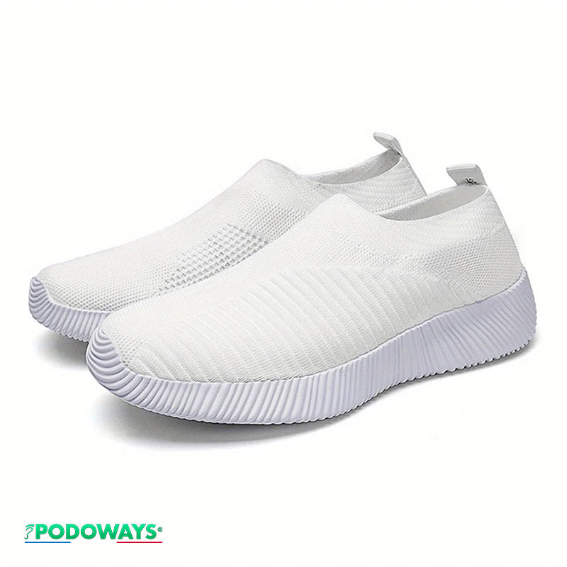 Baskets orthopédiques souples sans lacets blanches - vue de latérale, montrant la semelle extérieure flexible pour une marche confortable et naturelle